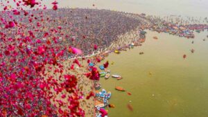 Jaya Kishori Takes Holy Dip at Sangam